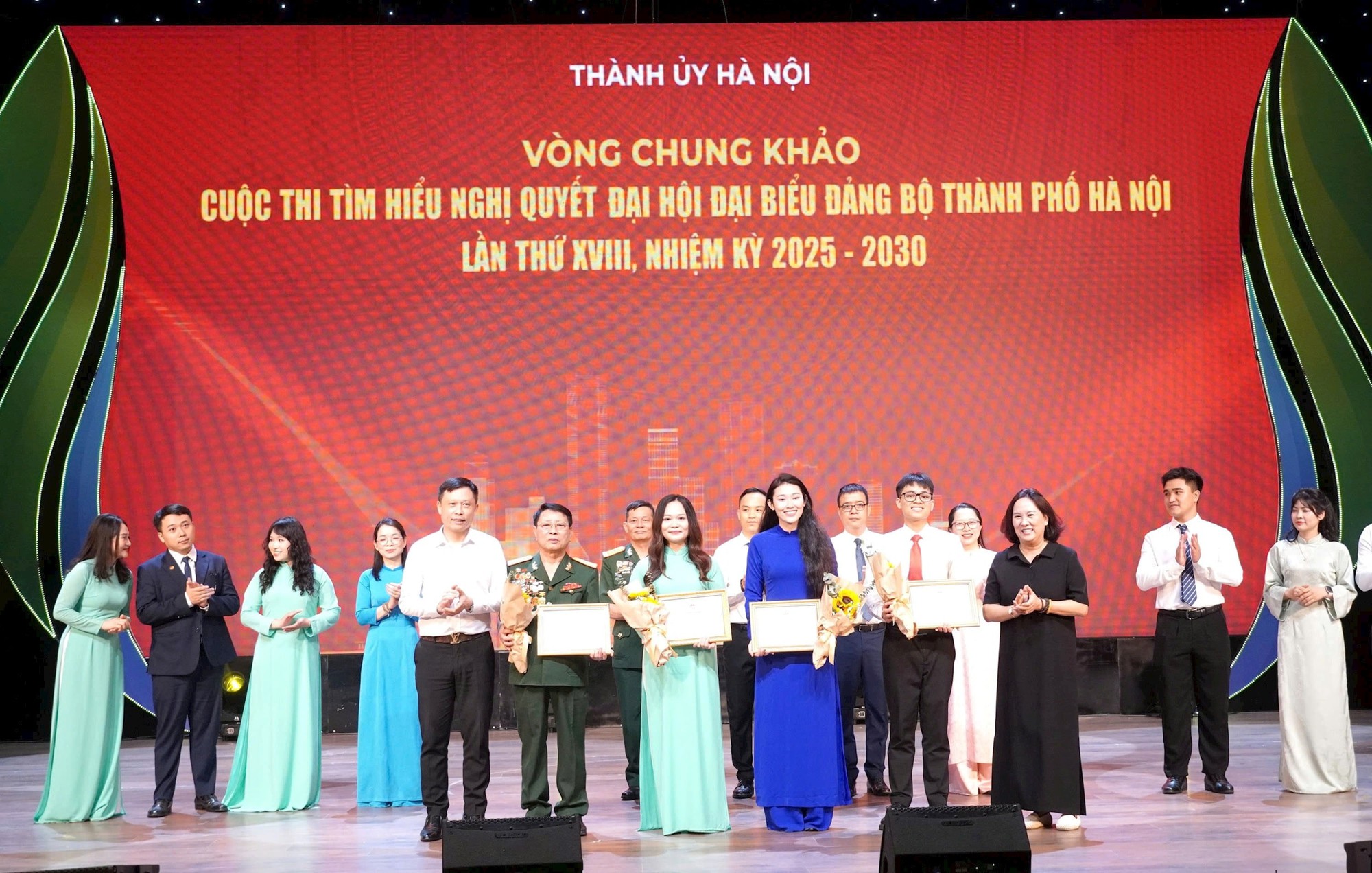 Lan tỏa mạnh mẽ tinh thần học tập, nghiên cứu, đưa Nghị quyết Đại hội XVIII vào cuộc sống- Ảnh 9.