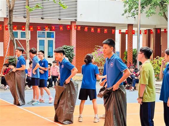 HÀNH TRÌNH 1 KM XANH – BÀI HỌC SỐNG ĐỘNG
VỀ TRÁCH NHIỆM VỚI MÔI  TRƯỜNG  TẠI TRƯỜNG THCS NGUYỄN DU- Ảnh 8.