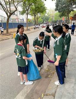 HÀNH TRÌNH 1 KM XANH – BÀI HỌC SỐNG ĐỘNG
VỀ TRÁCH NHIỆM VỚI MÔI  TRƯỜNG  TẠI TRƯỜNG THCS NGUYỄN DU- Ảnh 9.