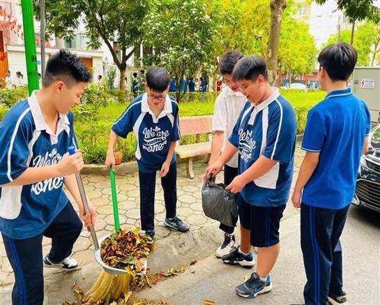HÀNH TRÌNH 1 KM XANH – BÀI HỌC SỐNG ĐỘNG
VỀ TRÁCH NHIỆM VỚI MÔI  TRƯỜNG  TẠI TRƯỜNG THCS NGUYỄN DU- Ảnh 3.