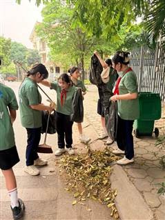 HÀNH TRÌNH 1 KM XANH – BÀI HỌC SỐNG ĐỘNG
VỀ TRÁCH NHIỆM VỚI MÔI  TRƯỜNG  TẠI TRƯỜNG THCS NGUYỄN DU- Ảnh 10.