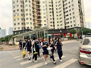 HÀNH TRÌNH 1 KM XANH – BÀI HỌC SỐNG ĐỘNG
VỀ TRÁCH NHIỆM VỚI MÔI  TRƯỜNG  TẠI TRƯỜNG THCS NGUYỄN DU- Ảnh 16.