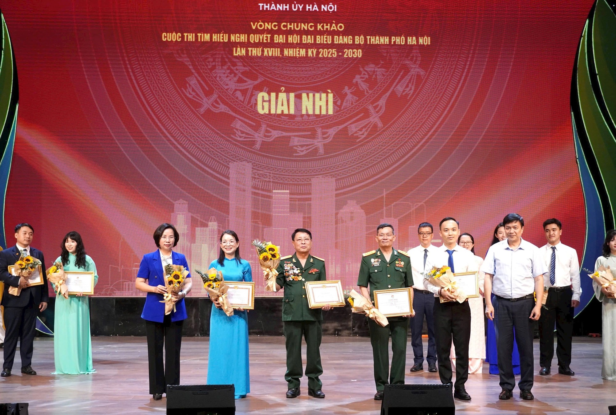 Đồng chí Phó Chủ tịch Công đoàn Phường Phú Thượng cùng các thành viên đội thi "Hoa Sen" đạt giải Nhì cuộc thi tìm hiểu Nghị quyết XVIII Đại hội Đảng Bộ Thành phố Hà Nội- Ảnh 6.