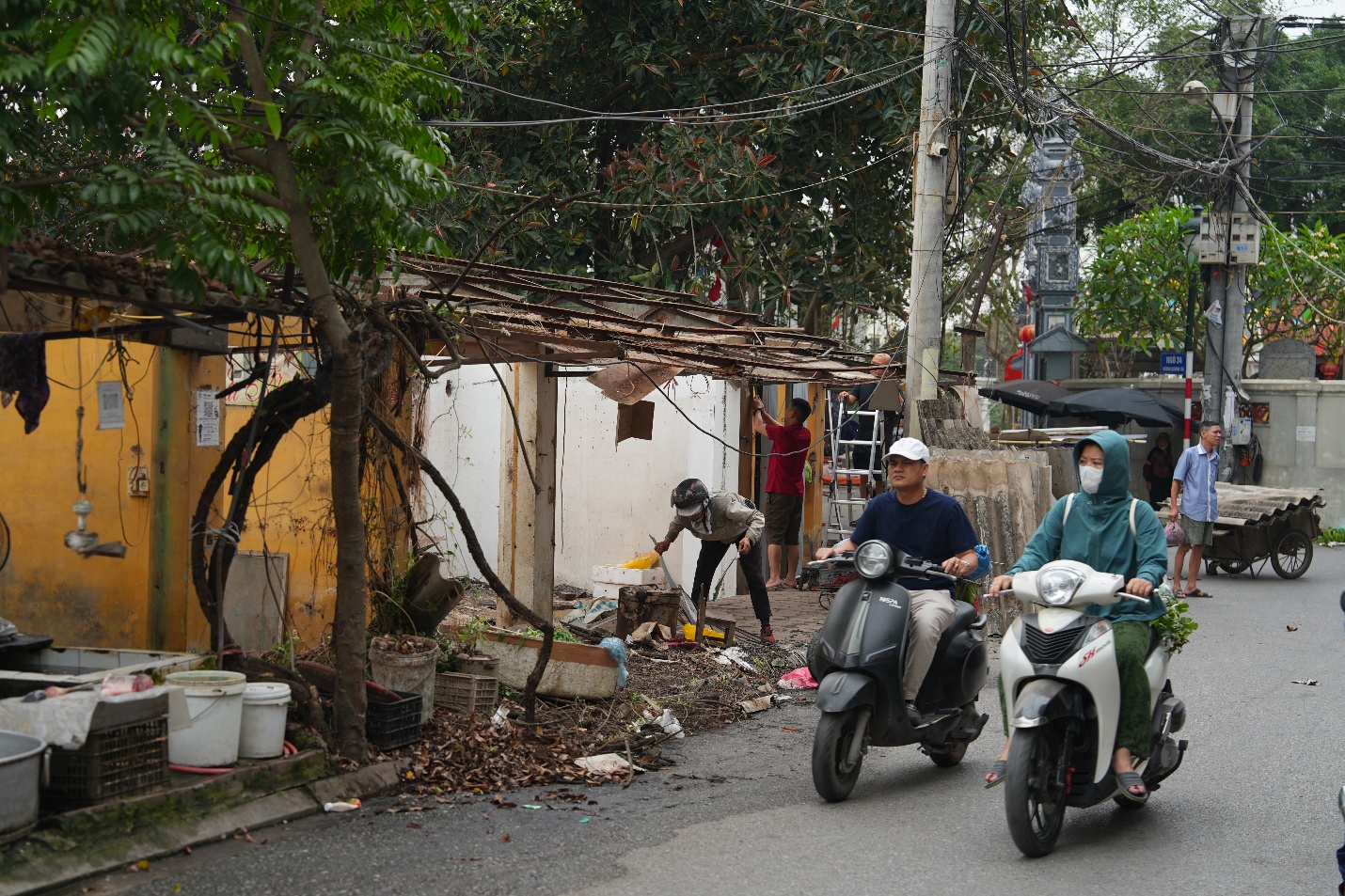 Các hộ kinh doanh tại chợ Ao Đình, thôn Dương Đá tự nguyện tháo dỡ các công trình vi phạm- Ảnh 1.