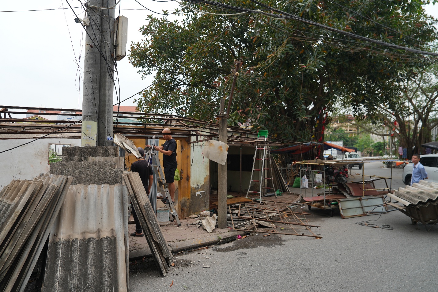 Các hộ kinh doanh tại chợ Ao Đình, thôn Dương Đá tự nguyện tháo dỡ các công trình vi phạm- Ảnh 2.