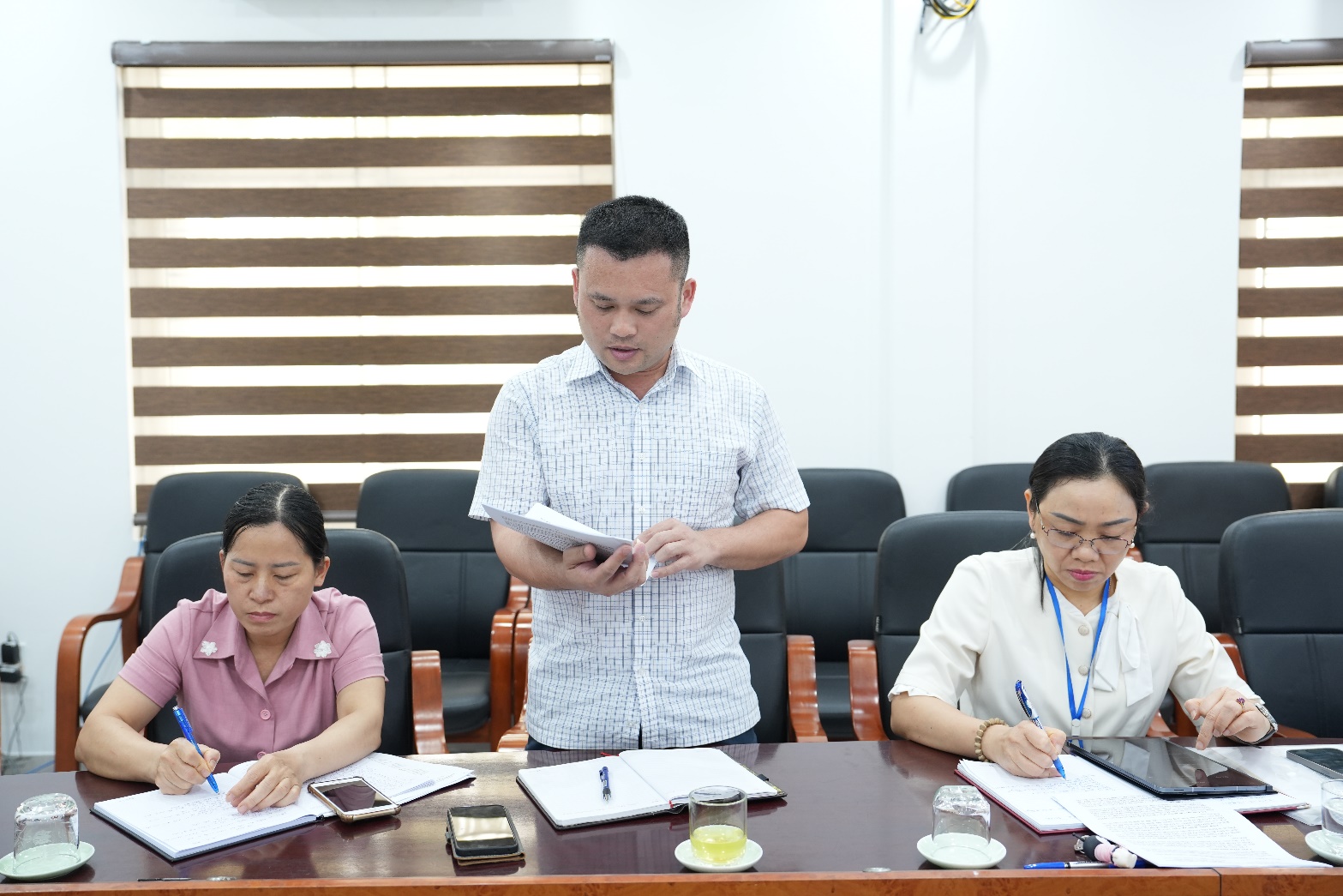 A group of people in a meeting  AI-generated content may be incorrect.