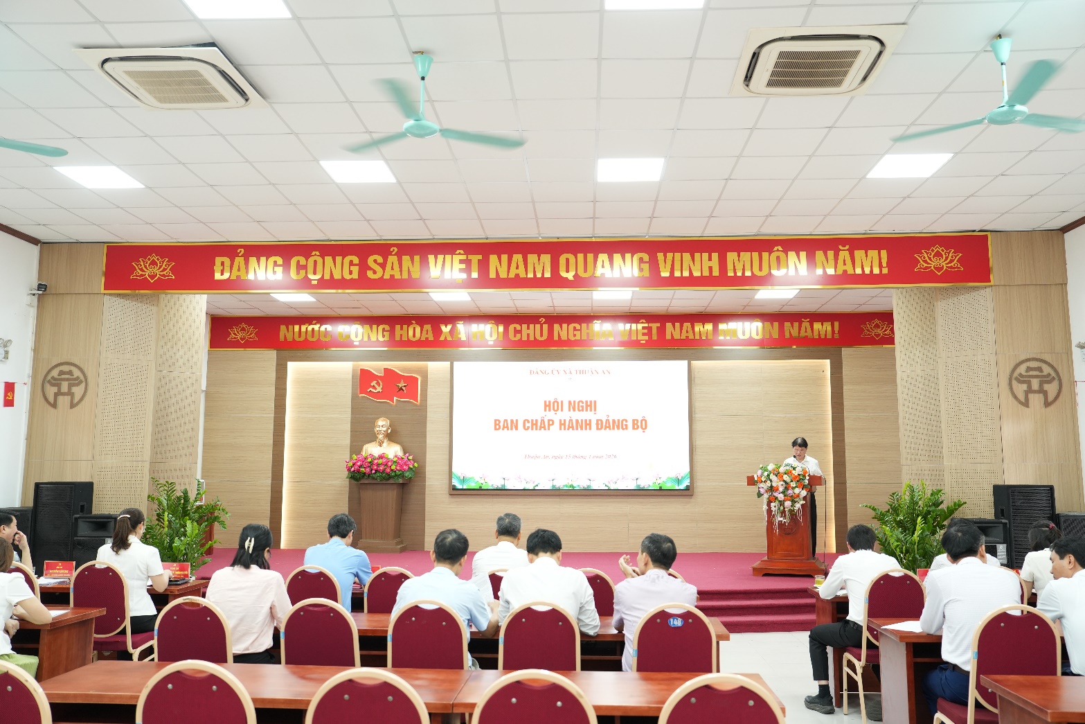 A group of people in a room  AI-generated content may be incorrect.