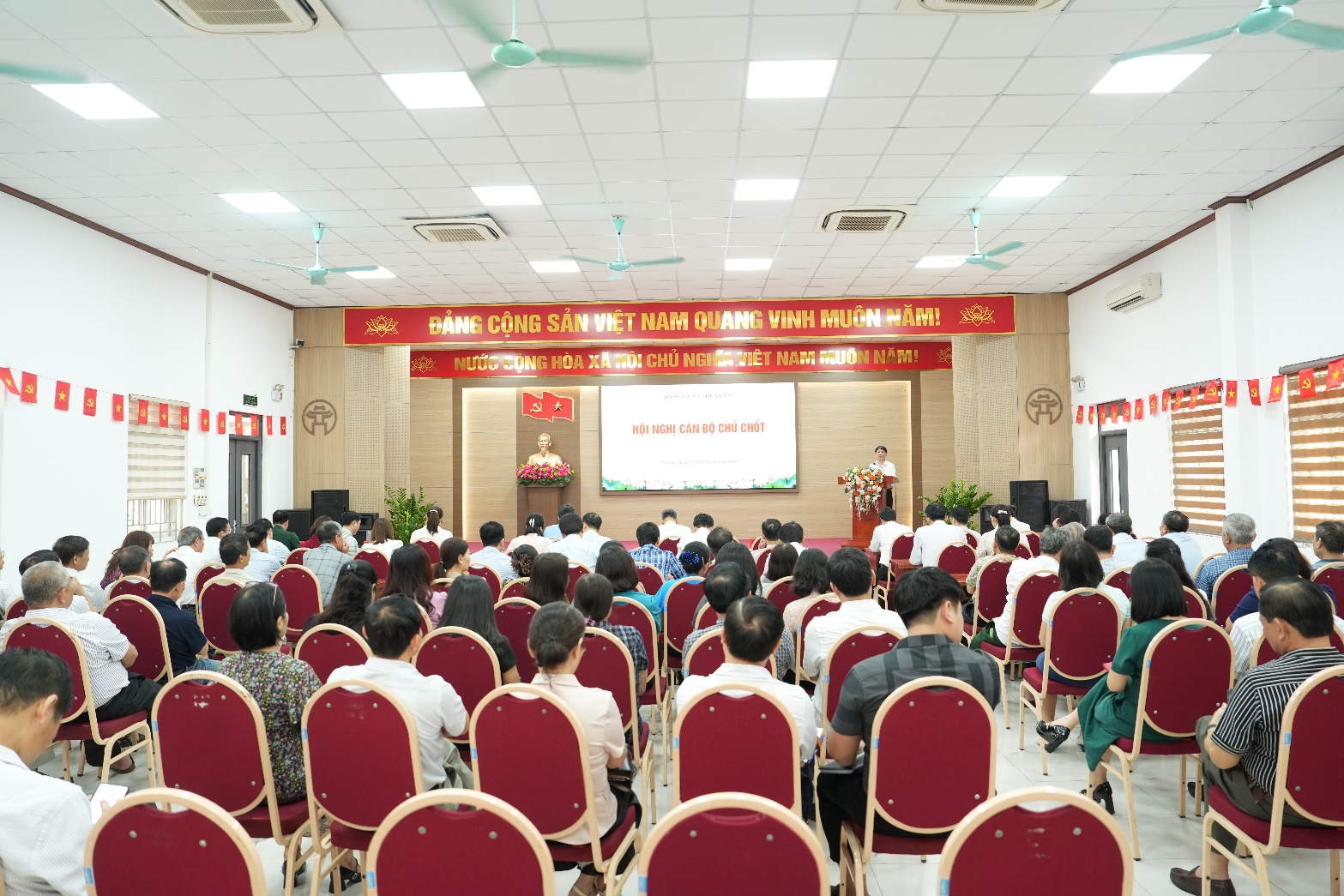 A group of people sitting in a room  AI-generated content may be incorrect.