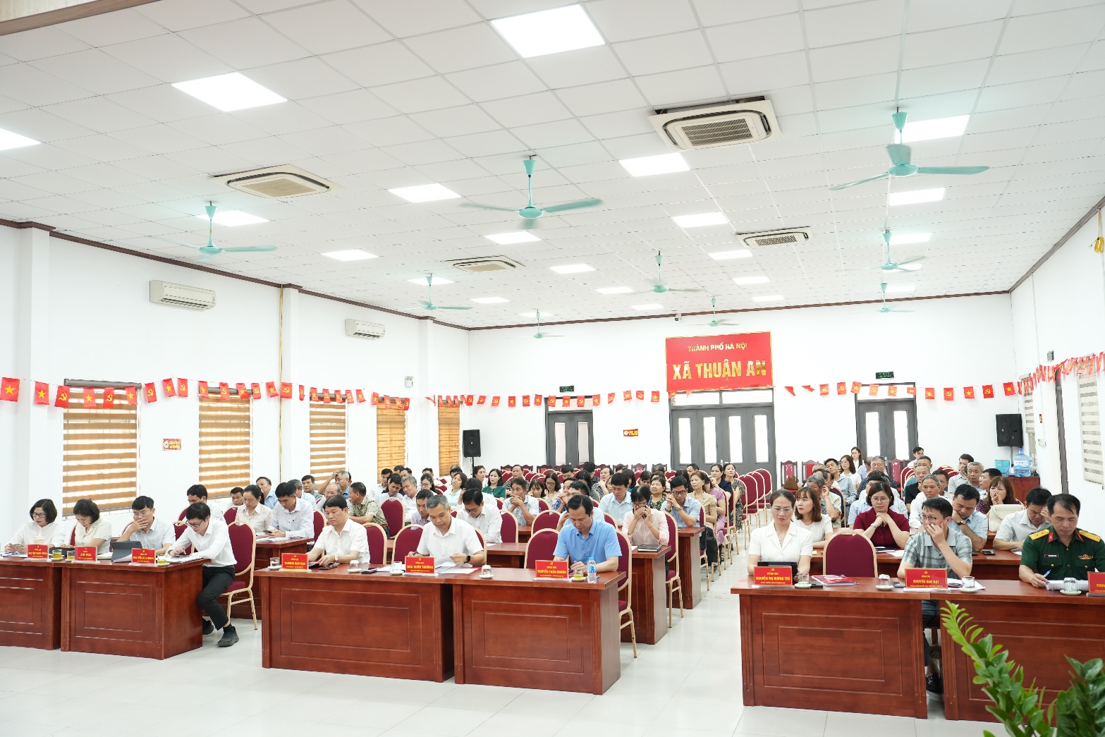 A group of people in a room  AI-generated content may be incorrect.