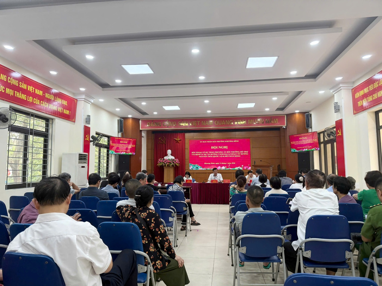 Phường Khương Đình tổ chức Hội nghị đối thoại về dự thảo phương án bồi thường, hỗ trợ, tái định cư dự án đường Vành đai 2,5- Ảnh 1.