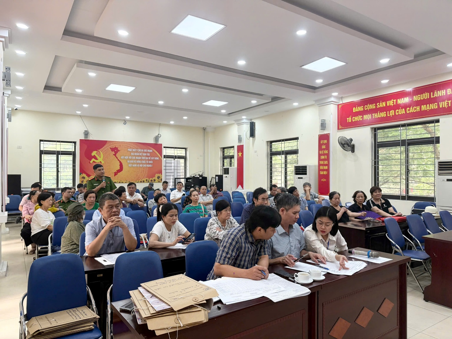 Phường Khương Đình tổ chức Hội nghị đối thoại về dự thảo phương án bồi thường, hỗ trợ, tái định cư dự án đường Vành đai 2,5- Ảnh 3.