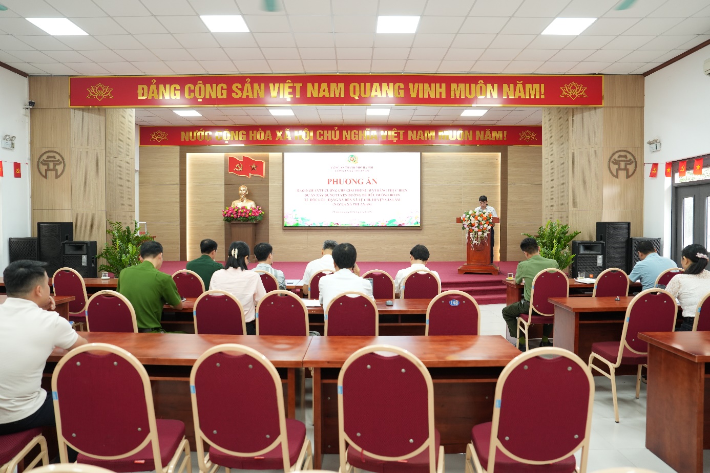 Ảnh có chứa đồ đạc, trong nhà, trang phục, văn bản  Nội dung do AI tạo ra có thể không chính xác.