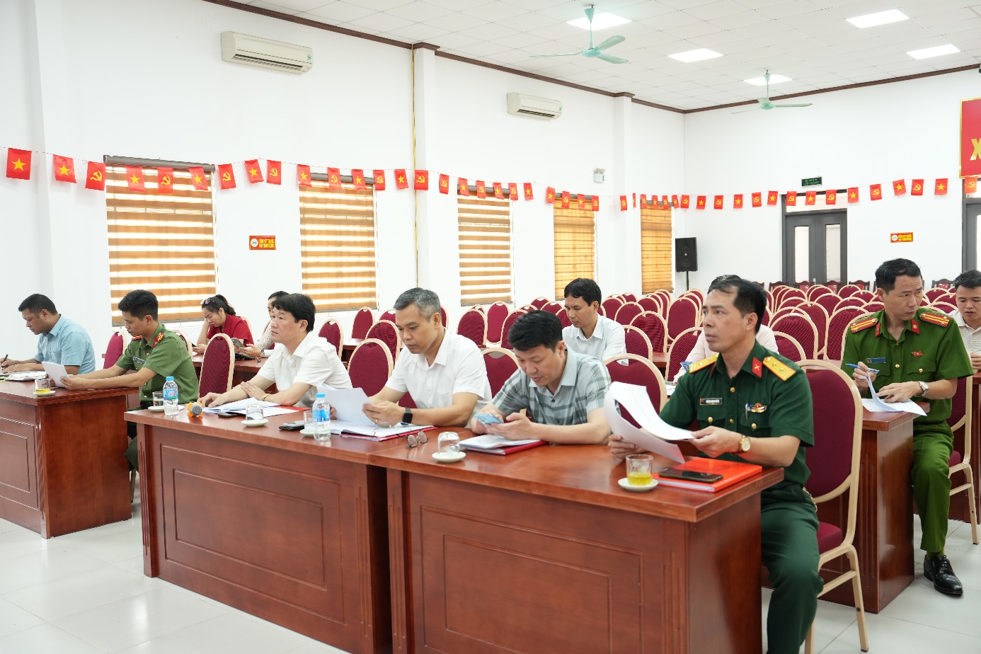 Ảnh có chứa trong nhà, trang phục, đồ đạc, người  Nội dung do AI tạo ra có thể không chính xác.