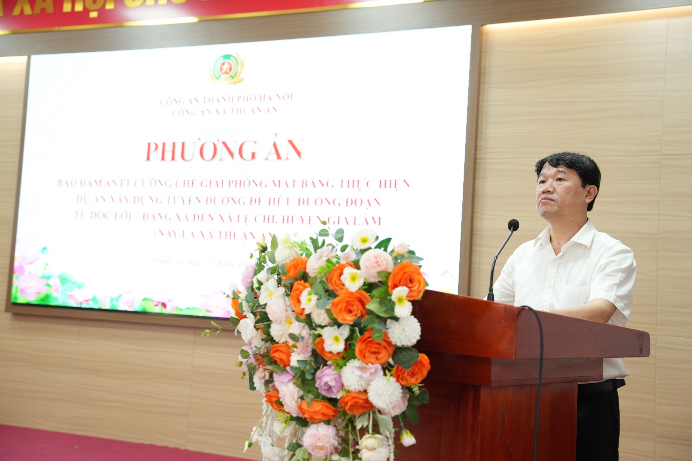 Ảnh có chứa văn bản, trang phục, trong nhà, Thiết kế hoa cỏ  Nội dung do AI tạo ra có thể không chính xác.