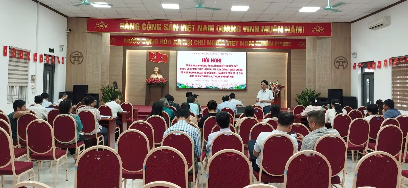 Ảnh có chứa văn bản, trang phục, đồ đạc, trong nhà  Nội dung do AI tạo ra có thể không chính xác.