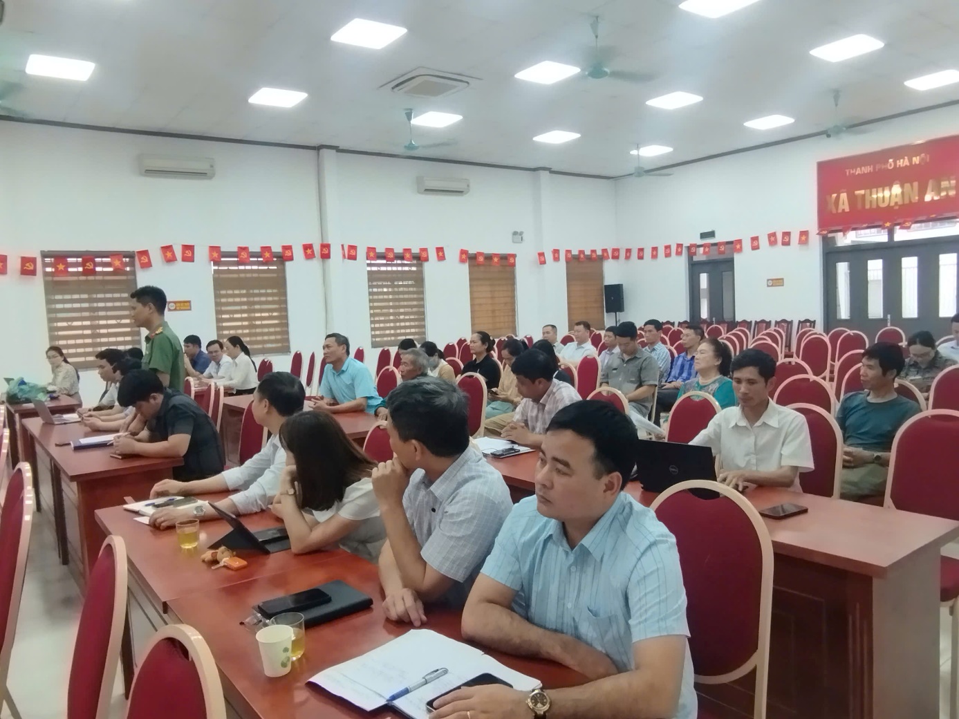 Ảnh có chứa trang phục, người, trong nhà, Giáo dục  Nội dung do AI tạo ra có thể không chính xác.