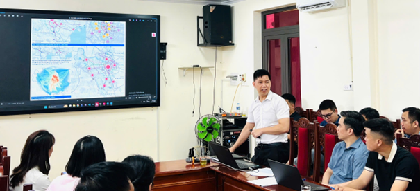 Chiều ngày 15/4/2026 Uỷ ban nhân dân xã Hát Môn tổ chức hội nghị nghe Báo cáo quy hoạch thành phố tầm nhìn 100 năm gắn với xã NTM; trình chiếu xin ý kiến phương án thiết kế các dự án thực hiện chuẩn bị đầu tư.- Ảnh 2.