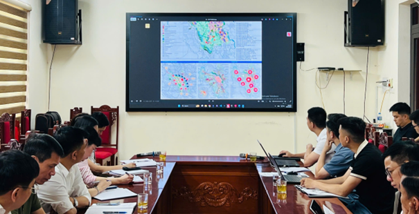 Chiều ngày 15/4/2026 Uỷ ban nhân dân xã Hát Môn tổ chức hội nghị nghe Báo cáo quy hoạch thành phố tầm nhìn 100 năm gắn với xã NTM; trình chiếu xin ý kiến phương án thiết kế các dự án thực hiện chuẩn bị đầu tư.- Ảnh 5.