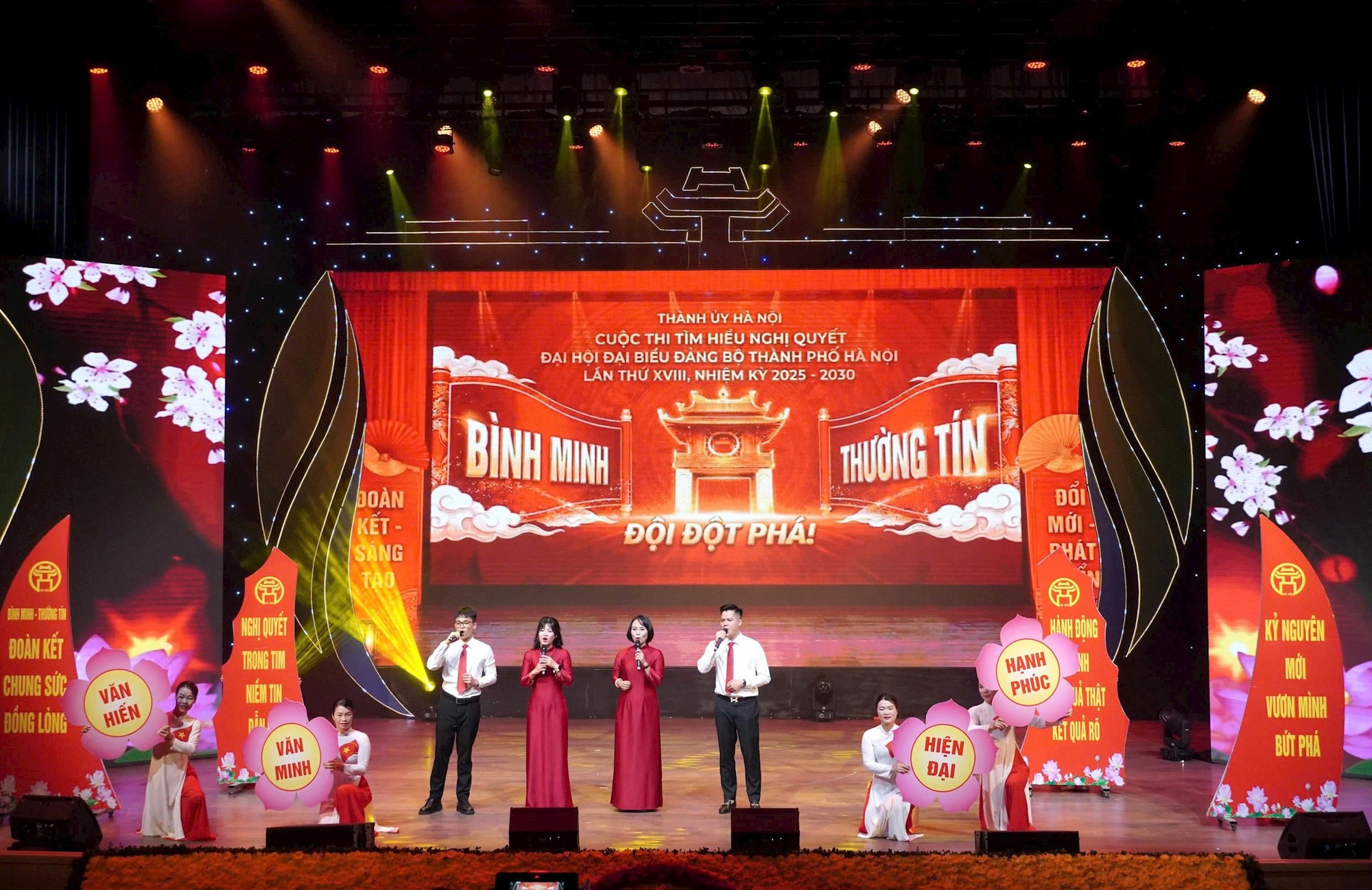 Đồng chí Phó Chủ tịch Công đoàn Phường Phú Thượng cùng các thành viên đội thi "Hoa Sen" đạt giải Nhì cuộc thi tìm hiểu Nghị quyết XVIII Đại hội Đảng Bộ Thành phố Hà Nội- Ảnh 5.