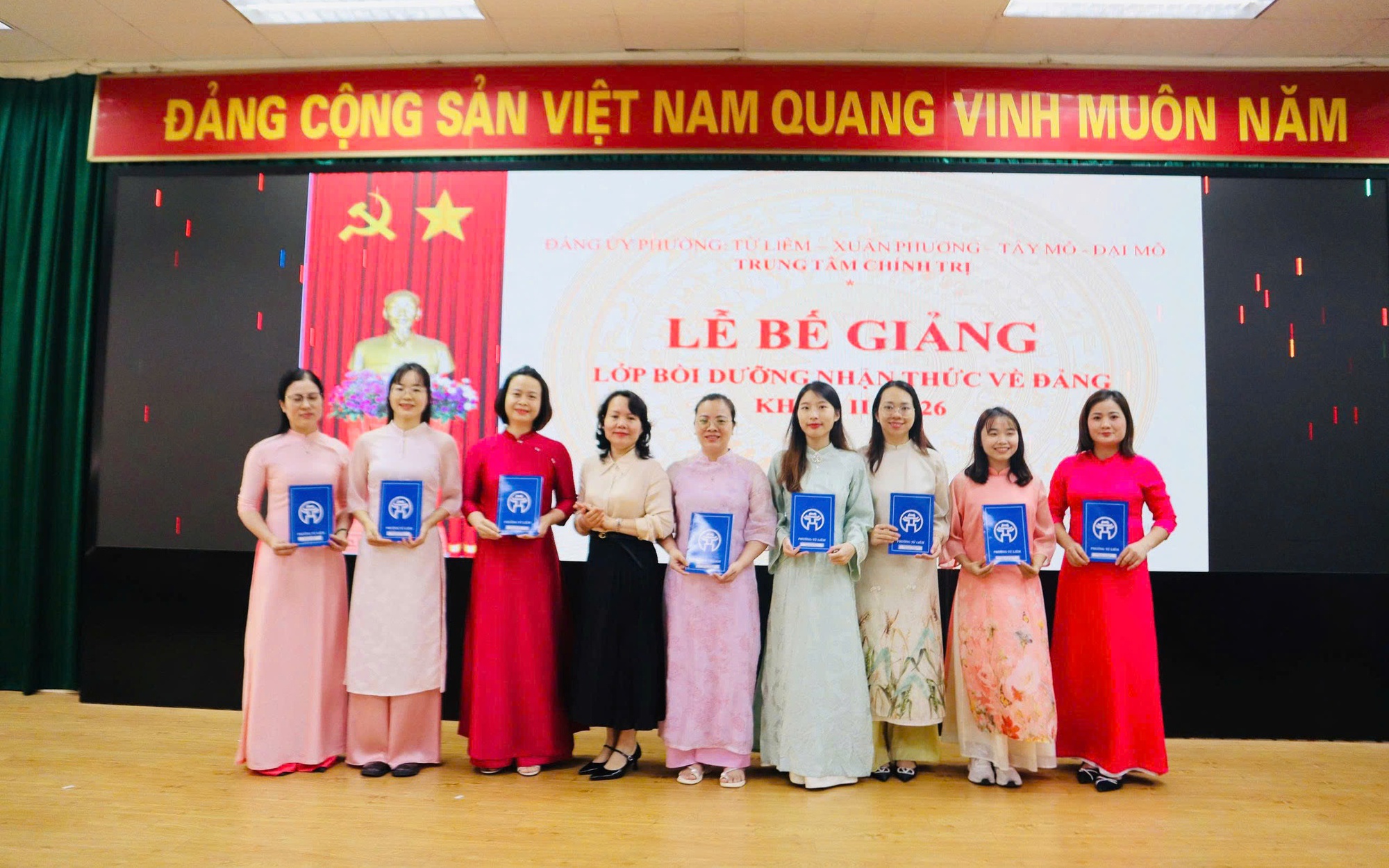 Trung tâm Chính trị phường Từ Liêm bế giảng lớp bồi dưỡng nhận thức về Đảng đợt 2 năm 2026