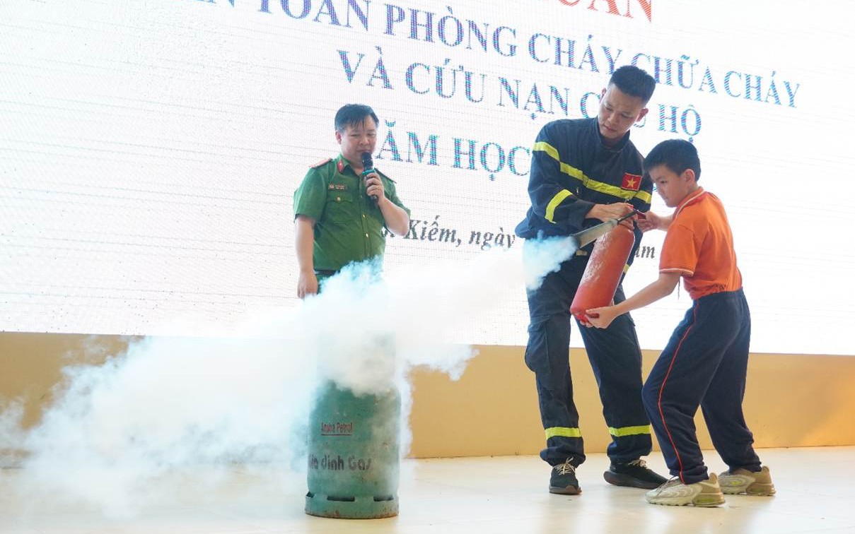 Tuyên truyền, trải nghiệm kỹ năng phòng cháy, chữa cháy cho học sinh Trường Tiểu học Tràng An