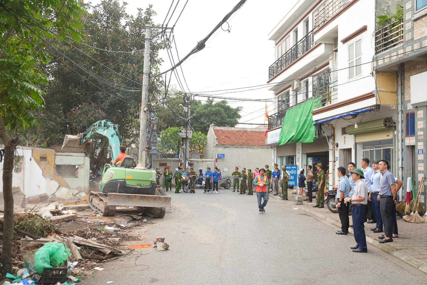 UBND xã Gia Lâm tổ chức cưỡng chế giải tỏa các công trình vi phạm tại thôn Dương Đá và Dương Đanh- Ảnh 1.