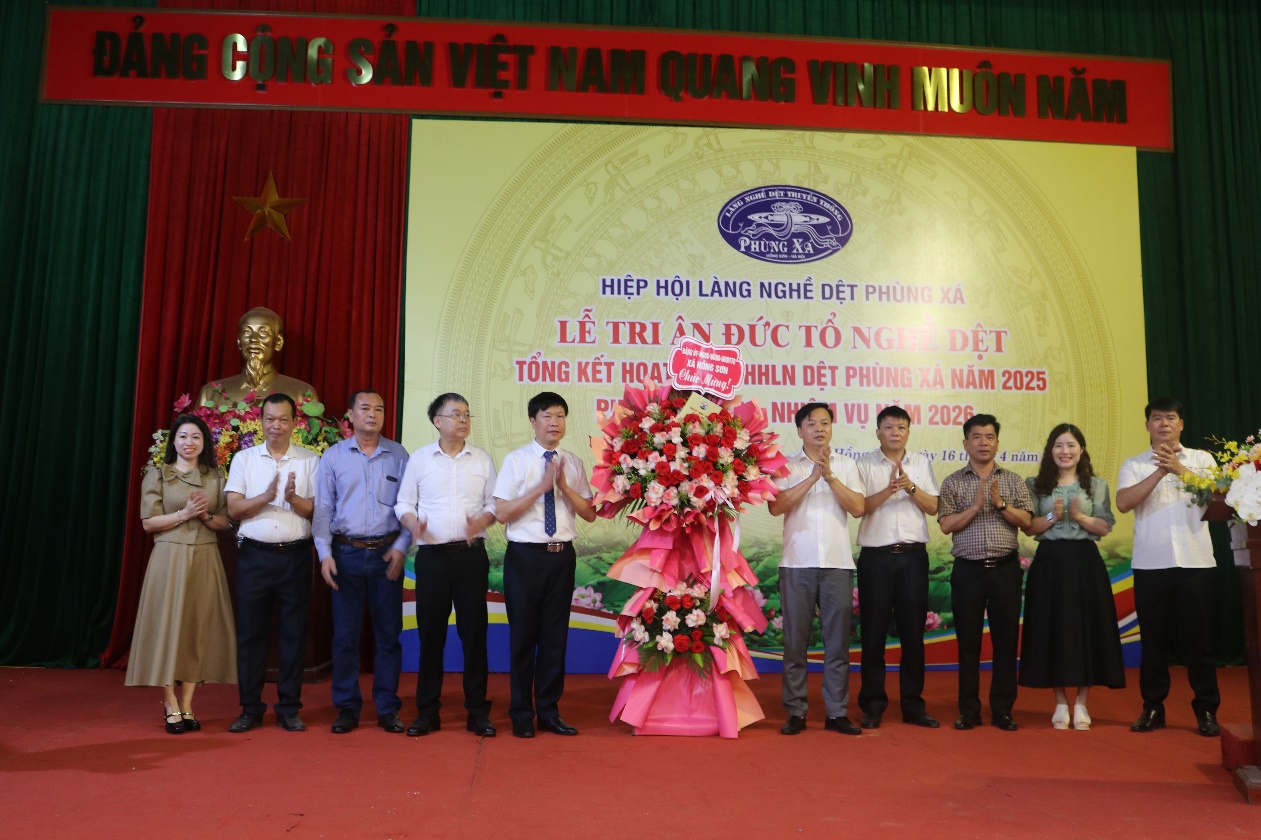 Hiệp hội làng nghề dệt Phùng Xá, xã Hồng Sơn tri ân đức tổ nghề dệt và triển khai phương hướng hoạt động năm 2026- Ảnh 1.