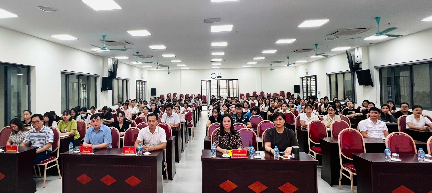 Khai mạc lớp bồi dưỡng lý luận chính trị cho Đảng viên mới khóa I năm 2026 tại xã Gia Lâm- Ảnh 1.