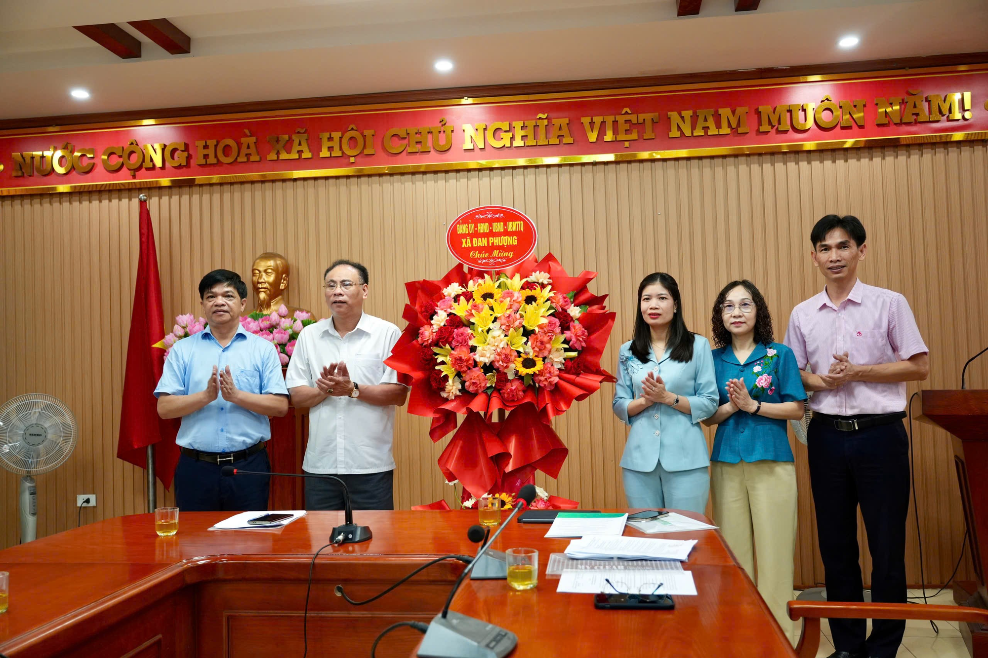 Công bố quyết định thành lập Ban đại diện Hội đồng quản trị Ngân hàng chính sách xã hội xã Đan Phượng.- Ảnh 1.