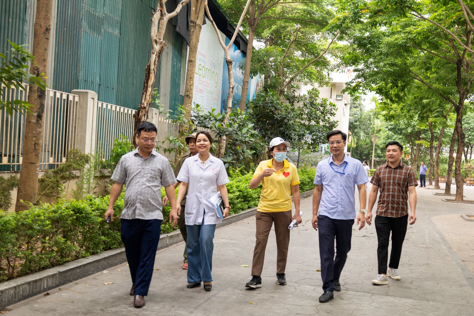 Phường Khương Đình ra quân chiến dịch đợt 1 vệ sinh môi trường – diệt bọ gậy phòng, chống sốt xuất huyết năm 2026- Ảnh 2.