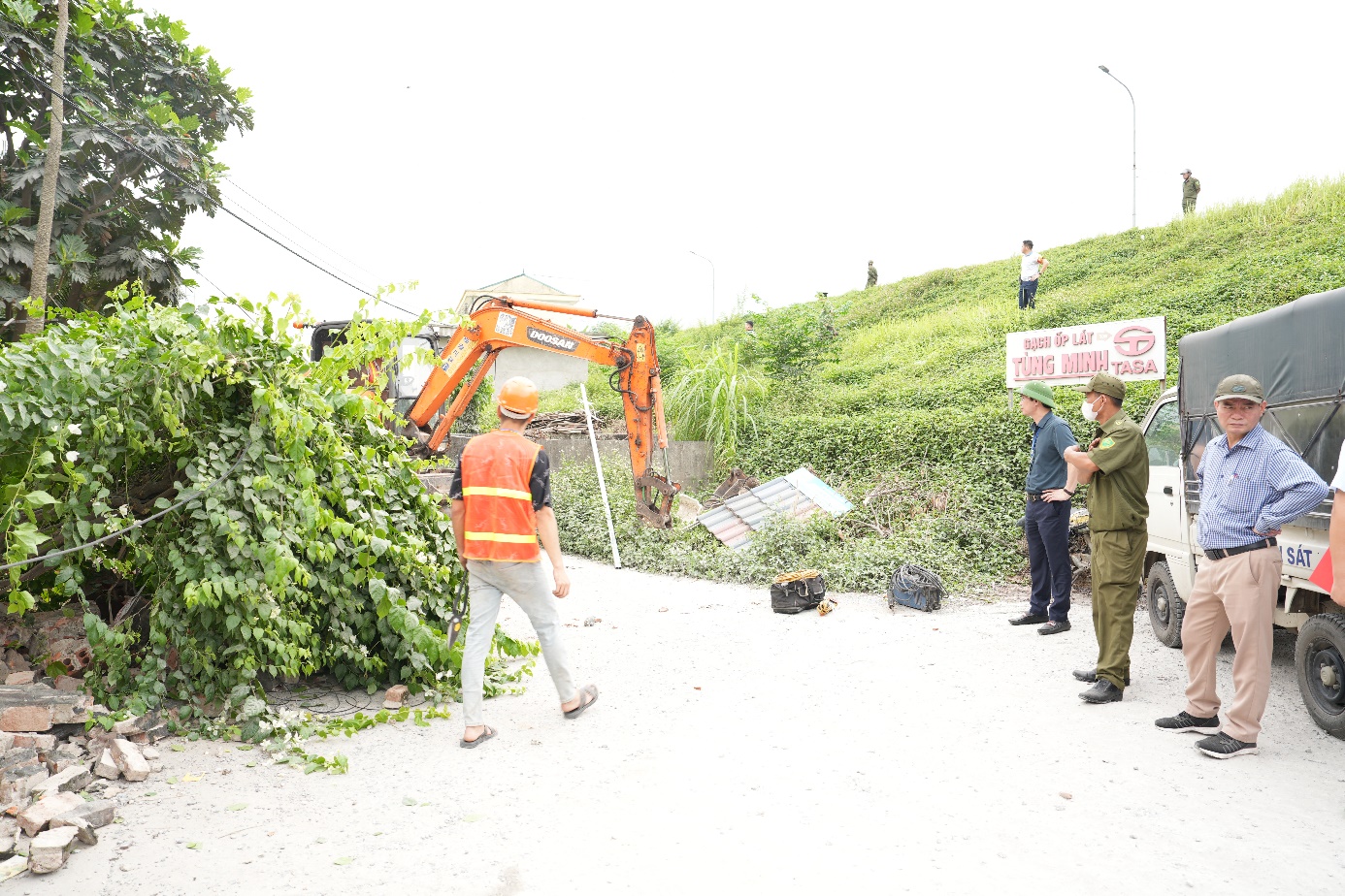 A group of people standing next to a construction site  AI-generated content may be incorrect.