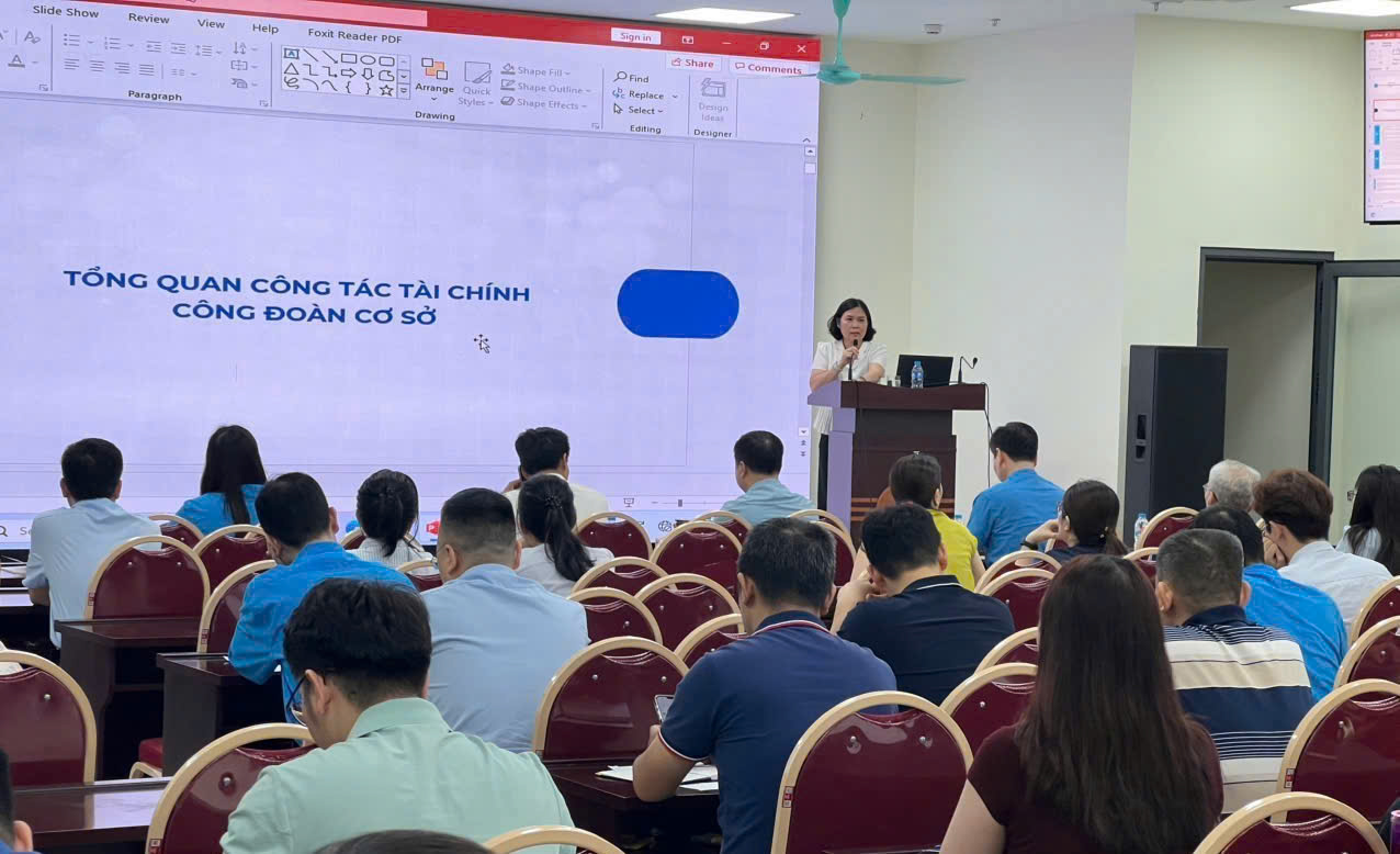 Ảnh có chứa trang phục, người, hội thảo, đàn ông  Nội dung do AI tạo ra có thể không chính xác.