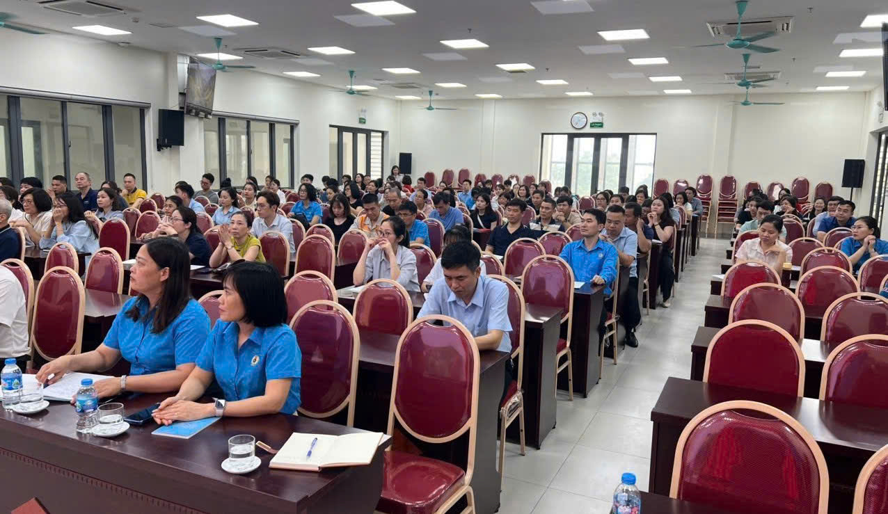 Ảnh có chứa trang phục, người, trong nhà, ghế  Nội dung do AI tạo ra có thể không chính xác.