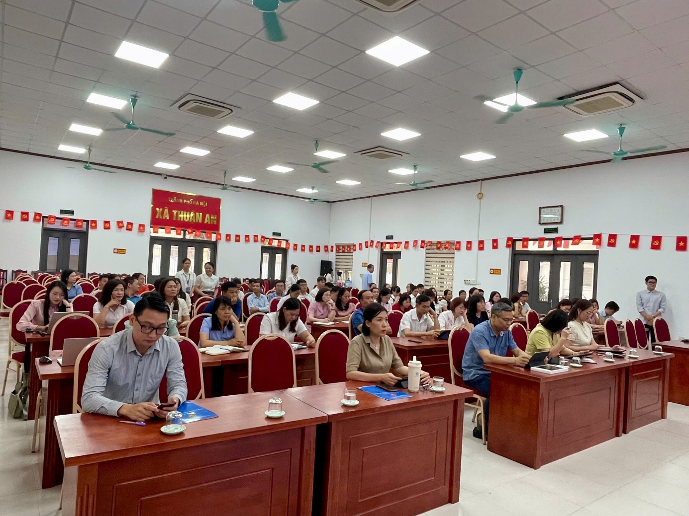 Ảnh có chứa trong nhà, đồ đạc, tường, trang phục  Nội dung do AI tạo ra có thể không chính xác.