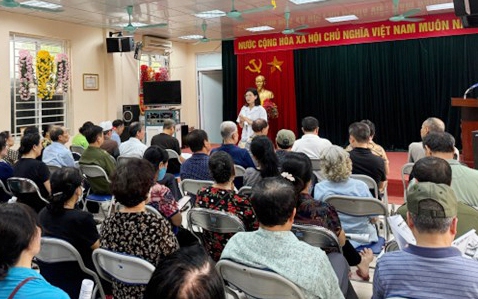 Đồng chí Vũ Thị Nên - Phụ trách Khoa phòng bệnh - Trạm Y tế phường Thanh Xuân phát động chiến dịch vệ sinh môi trường