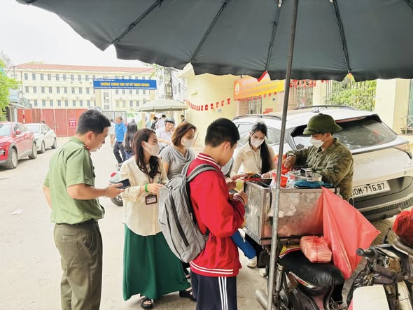 Tăng cường kiểm soát an toàn thực phẩm trong và xung quanh cổng trường học trên địa bàn phường Đống Đa- Ảnh 5.