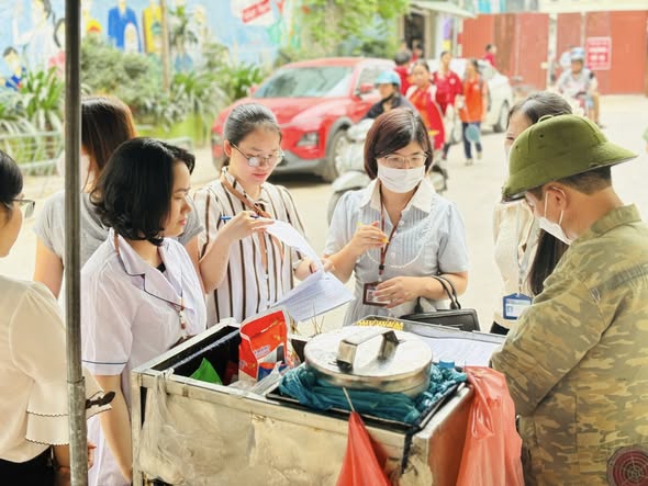 Tăng cường kiểm soát an toàn thực phẩm trong và xung quanh cổng trường học trên địa bàn phường Đống Đa- Ảnh 4.