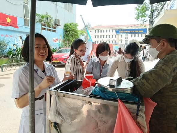 Tăng cường kiểm soát an toàn thực phẩm trong và xung quanh cổng trường học trên địa bàn phường Đống Đa- Ảnh 7.