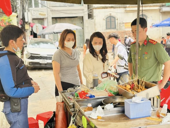 Tăng cường kiểm soát an toàn thực phẩm trong và xung quanh cổng trường học trên địa bàn phường Đống Đa- Ảnh 3.