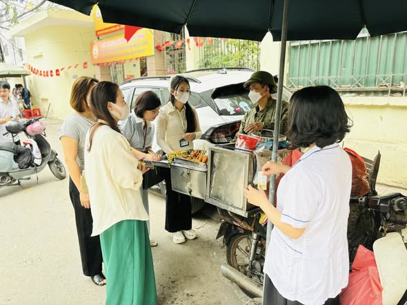Tăng cường kiểm soát an toàn thực phẩm trong và xung quanh cổng trường học trên địa bàn phường Đống Đa- Ảnh 6.