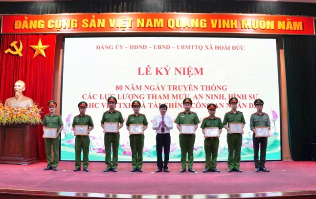 Công an xã Hoài Đức có 77 cá nhân được khen thưởng nhân kỷ niệm 80 năm truyền thống của lực lượng Tham mưu, An ninh, Hình sự, QLHC về TTXH và Tài chính Công an nhân dân- Ảnh 11.