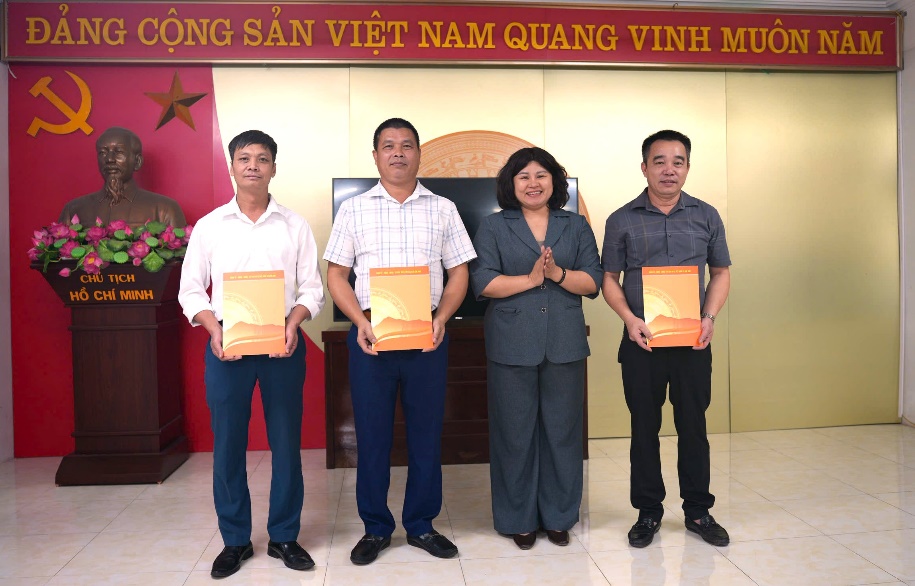 TRUNG TÂM DỊCH VỤ TỔNG HỢP XÃ KIM ANH CÔNG BỐ CÁC QUYẾT ĐỊNH THÀNH LẬP PHÒNG CHỨC NĂNG VÀ LÃNH ĐẠO CÁC PHÒNG- Ảnh 2.