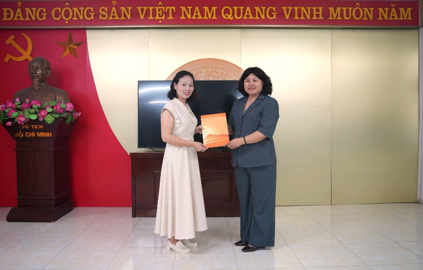 TRUNG TÂM DỊCH VỤ TỔNG HỢP XÃ KIM ANH CÔNG BỐ CÁC QUYẾT ĐỊNH THÀNH LẬP PHÒNG CHỨC NĂNG VÀ LÃNH ĐẠO CÁC PHÒNG- Ảnh 3.
