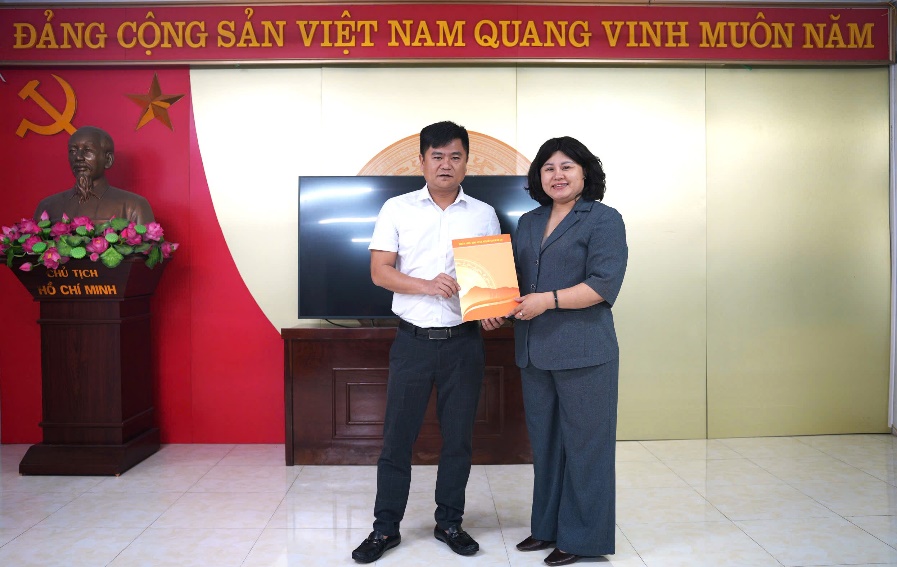TRUNG TÂM DỊCH VỤ TỔNG HỢP XÃ KIM ANH CÔNG BỐ CÁC QUYẾT ĐỊNH THÀNH LẬP PHÒNG CHỨC NĂNG VÀ LÃNH ĐẠO CÁC PHÒNG- Ảnh 4.