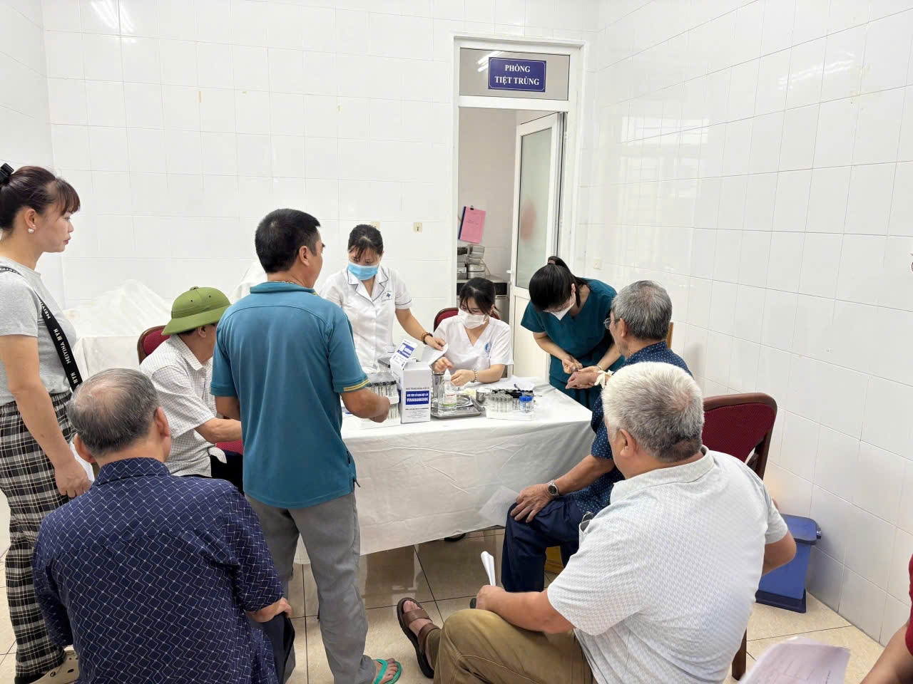 Phường Thượng Cát tổ chức khám sức khỏe miễn phí- Ảnh 2.