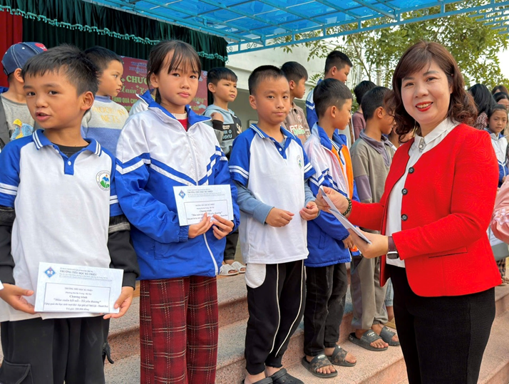 Nhà giáo - Hiệu trường Đinh Tuyết Mai - "Gương sáng giữa đời thường" của trường Tiểu học Bà Triệu- Ảnh 1.