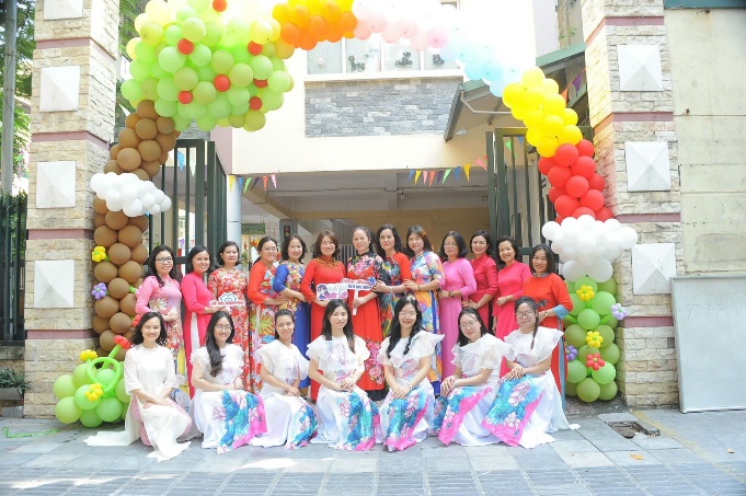 Nhà giáo Hoàng Thị Kim Dung - Người “thuyền trưởng” tâm huyết, sáng tạo và giàu lòng nhân ái của trường Tiểu học Đồng Nhân.- Ảnh 2.