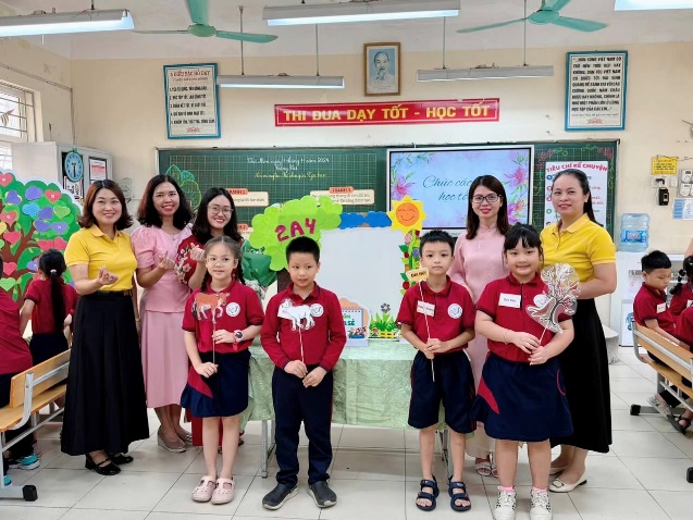 Nhà giáo Hoàng Thị Kim Dung - Người “thuyền trưởng” tâm huyết, sáng tạo và giàu lòng nhân ái của trường Tiểu học Đồng Nhân.- Ảnh 7.