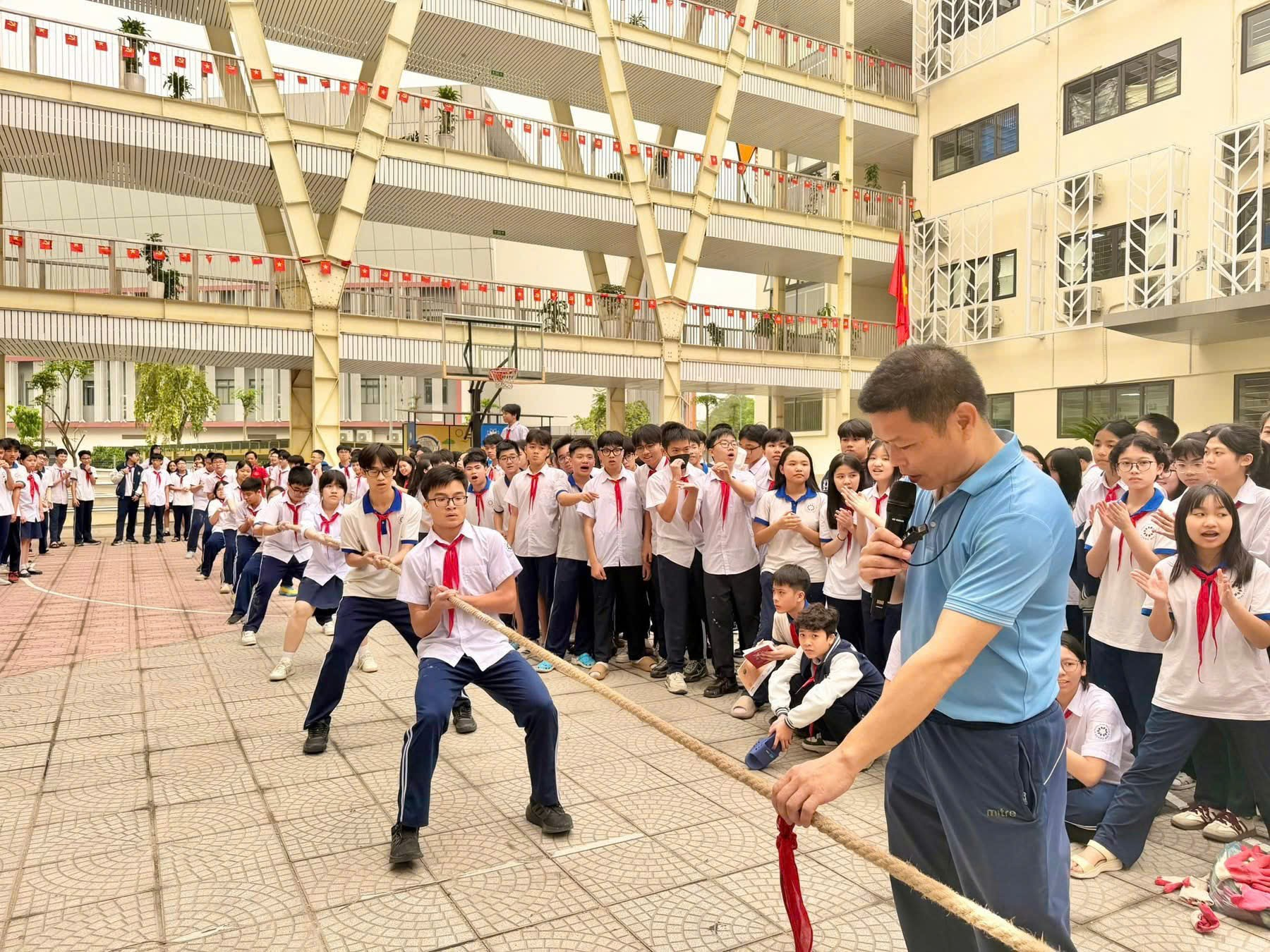 SÔI NỔI CHUỖI HOẠT ĐỘNG THỂ THAO – RỰC RỠ NGÀY HỘI "TIẾN BƯỚC LÊN ĐOÀN" TẠI TRƯỜNG THCS HOÀNG MAI- Ảnh 3.