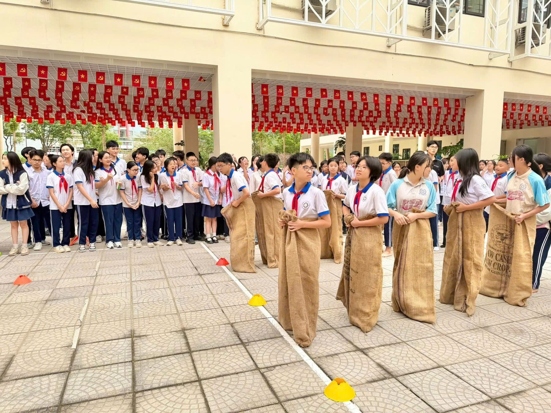 SÔI NỔI CHUỖI HOẠT ĐỘNG THỂ THAO – RỰC RỠ NGÀY HỘI "TIẾN BƯỚC LÊN ĐOÀN" TẠI TRƯỜNG THCS HOÀNG MAI- Ảnh 4.